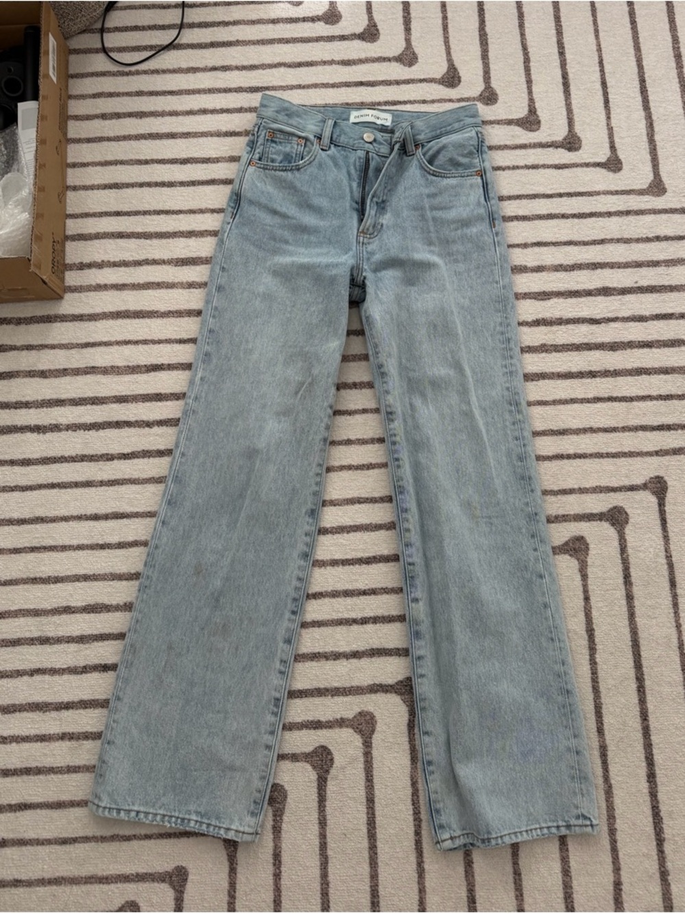 Aritzia Denim Forum Light Wash Straight-Leg Women’s Jeans -